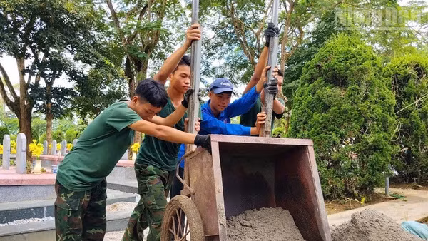 Đoàn viên, thanh niên Trường trung học phổ thông Thanh Nưa cùng các chiến sĩ thực hiện nhiệm vụ khai quật, lấy mẫu hài cốt liệt sĩ. (Ảnh: LÊ LAN)