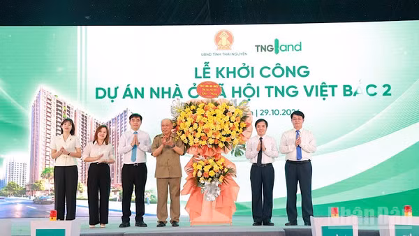 Lãnh đạo tỉnh Thái Nguyên chúc mừng chủ đầu tư Dự án Nhà ở xã hội TNG Việt Bắc 2. (Ảnh: THẾ BÌNH)