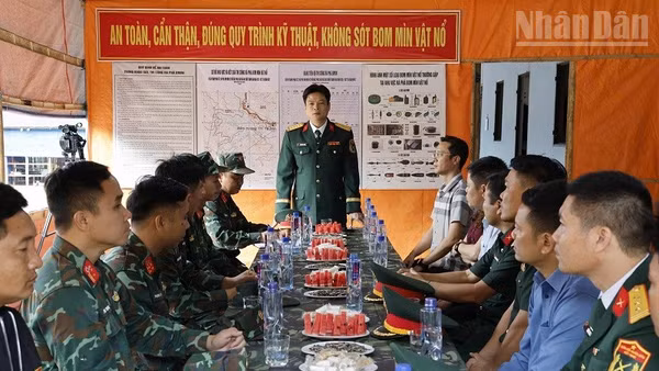 Đại tá Trịnh Đức Thiêm, Chỉ huy trưởng Bộ Chỉ huy Quân sự tỉnh Điện Biên động viên các lực lượng đang thực hiện rà phá bom mìn tại xã biên giới Sín Thầu, tỉnh Điện Biên. (Ảnh: LÊ LAN)