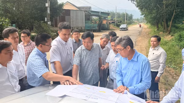 Lãnh đạo Ủy ban nhân dân tỉnh Lâm Đồng kiểm tra dự án nâng cấp, mở rộng tuyến ĐT.717. (Ảnh: THANH HẢI)