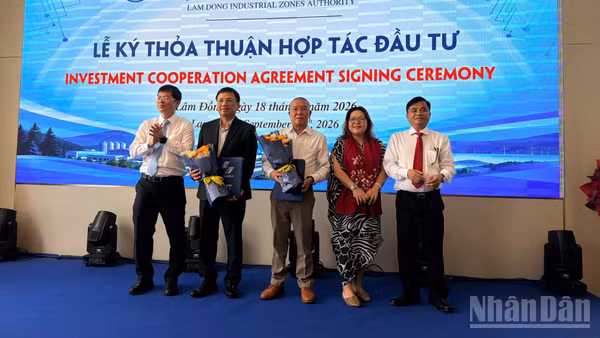 Tỉnh trao chứng nhận đầu tư cho doanh nghiệp. (Ảnh: THANH HẢI)