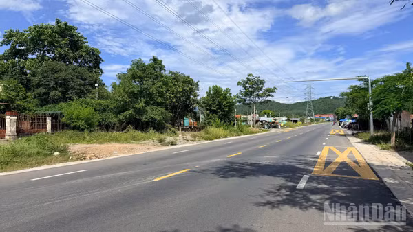 Quốc lộ 28B đoạn qua địa bàn xã Phan Sơn. (Ảnh: THANH HẢI)