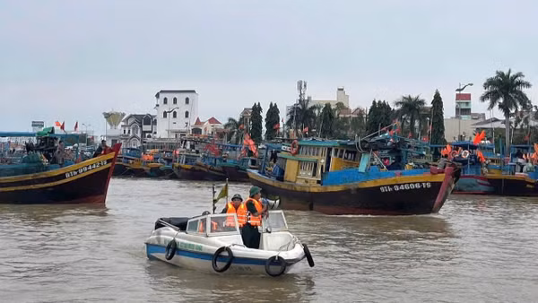 Lực lượng tăng cường kiểm tra trên cảng cá Phan Thiết. (ẢNH: THANH HẢI)