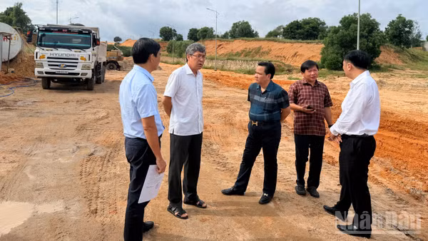 Tổ công tác của tỉnh Lâm Đồng đi thực địa dự án đường ĐT.719B để đôn đốc nhà thầu. (Ảnh: THANH HẢI)