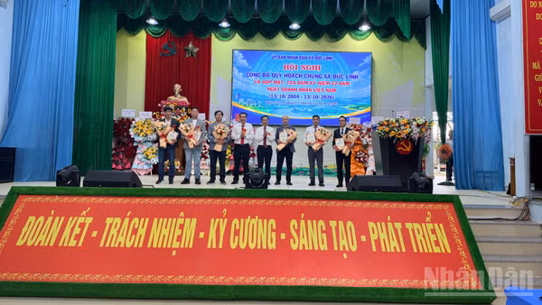 Ủy ban nhân dân xã Đức Linh trao bảng ghi nhớ hợp tác với doanh nghiệp. (Ảnh: THANH HẢI)