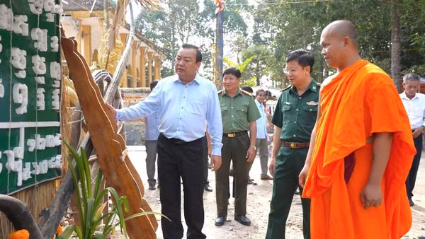 Phó Bí thư Tỉnh ủy Tây Ninh Phạm Hùng Thái trao đổi với người có uy tín trong đồng bào Khmer (Nguồn ảnh: Minh Anh)