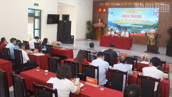 Hội nghị đối thoại với cấp ủy, chính quyền địa phương, tập trung trao đổi, tháo gỡ khó khăn cho doanh nghiệp, hợp tác xã và hộ kinh doanh phường Chiềng An, Sơn La. (Ảnh: QUỐC TUẤN)