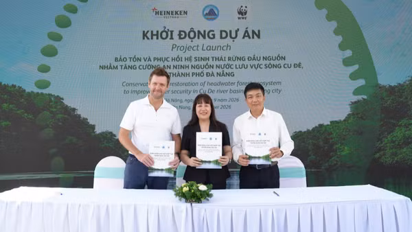 Đại diện HEINEKEN Việt Nam và các đối tác trong lễ ký kết khởi động giai đoạn II của chương trình hợp tác. (Nguồn: HEINEKEN Việt Nam)