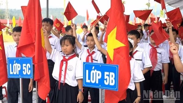 Học sinh Trường nội trú tiểu học-trung học cơ sở Sam Mứn trong ngày khai giảng năm học mới. (Ảnh: LÊ LAN)