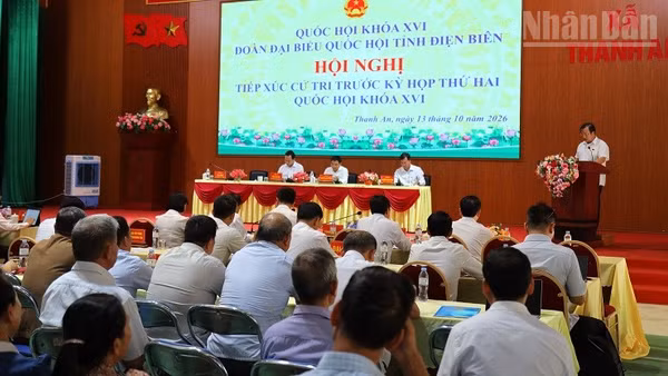 Phó Thủ tướng Chính phủ Nguyễn Văn Thắng và các đại biểu Quốc hội thuộc Đoàn đại biểu Quốc hội tỉnh Điện Biên tiếp xúc cử tri xã Thanh An. (Ảnh: LÊ LAN)