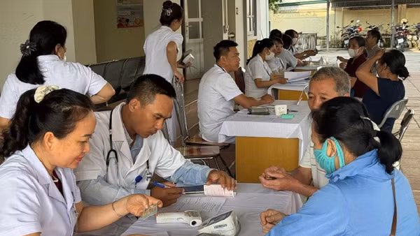 Bác sĩ khám sức khỏe miễn phí cho nhân dân tại Trạm Y tế xã Mường Phăng, tỉnh Điện Biên.