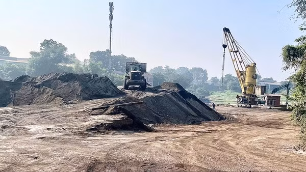 Chủ bến Thắng Lá ở cảng Đa Phúc sử dụng điện để vận hành máy cẩu hàng hóa. (Ảnh THẾ BÌNH) 