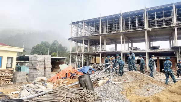 Cán bộ, chiến sĩ Trung đoàn Không quân 930 (Sư đoàn Không quân 372) hỗ trợ xây dựng tại Dự án Trường liên cấp tiểu học và trung học cơ sở A Vương. (Ảnh: NGUYỄN THỊ ANH ĐÀO)