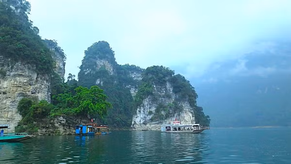 Cảnh quan thiên nhiên thơ mộng trên hồ Na Hang.
