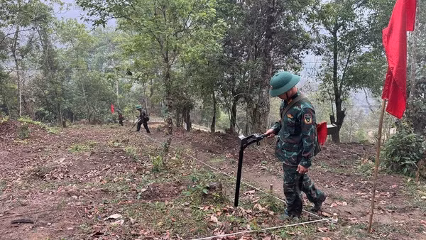 Cán bộ, chiến sĩ Đại đội công binh Bộ Chỉ huy quân sự tỉnh Điện Biên cần mẫn rà phá vật nổ tại xã Bản Máy, tỉnh Tuyên Quang. (Ảnh: ĐỨC HẠNH)