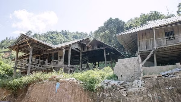 Gần một năm nay, ở bản Bắng Chộc, xã Na Son, tỉnh Điện Biên có nhiều gia đình đồng bào dân tộc Thái đã không còn ở trong ngôi nhà của họ vì nỗi lo sạt trượt luôn hiện hữu.