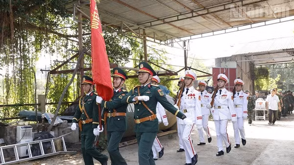 Cán bộ, chiến sĩ Bộ Chỉ huy Quân sự tỉnh Điện Biên thực hiện nghi thức rước hài cốt liệt sĩ từ điểm cất bốc về quàn tại nhà quàn Nghĩa trang liệt sĩ Tông Khao. (Ảnh: LÊ LAN)