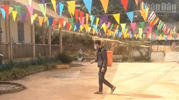 Nhân viên Trung tâm Y tế Nậm Pồ phun khử khuẩn các điểm trường đã ghi nhận học sinh mắc bệnh quai bị tại xã Nà Hỳ. (Ảnh: LÊ LAN)