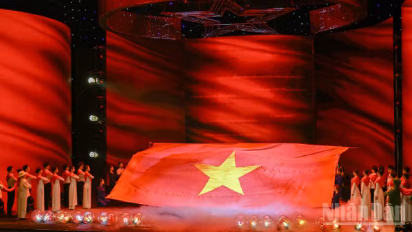 Nghi lễ chào cờ thiêng liêng tại Chương trình chính luận nghệ thuật "Sao Độc lập" năm 2026.