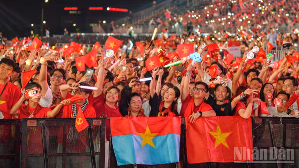 Đông đảo khán giả có mặt tại Khu đô thị Vạn Phúc cùng hòa nhịp với các cung bậc cảm xúc của "Tổ quốc trong tim" 2026.