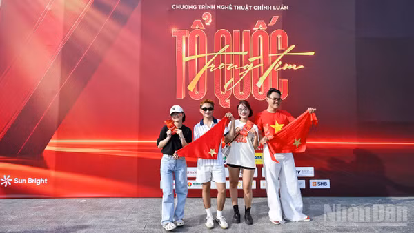 Những khán giả đầu tiên "xông đất" Chương trình nghệ thuật chính luận Tổ quốc trong tim.