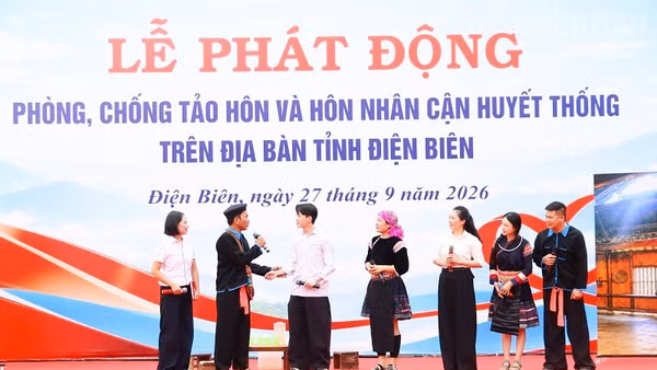 Tiểu phẩm phòng, chống tảo hôn tại lễ phát động do Trung tâm Văn hóa-Thể thao thuộc Sở Văn hóa, Thể thao và Du lịch tỉnh Điện Biên thực hiện thu hút sự quan tâm theo dõi của đông đảo nhân dân. (Ảnh: LÊ LAN)