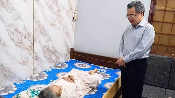 Ủy viên Bộ Chính trị, Bí thư Trung ương Đảng, Trưởng ban Chính sách, chiến lược Trung ương Nguyễn Thanh Nghị thăm, trao quà tặng Mẹ Việt Nam Anh hùng Đặng Thị Thu.