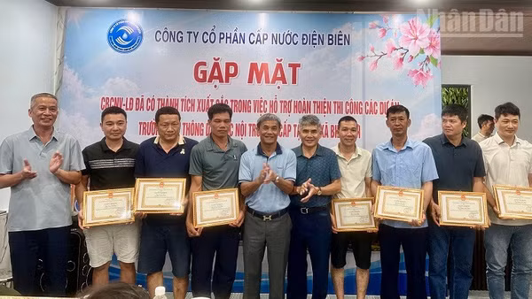 Đồng chí Nguyễn Lệ Quế (người thứ 5 từ trái sang), Chủ tịch Hội đồng Quản trị Công ty Cổ phần Cấp nước Điện Biên cùng lãnh đạo Công ty trao Giấy khen tặng các công nhân đã tích cực góp sức hoàn thành thi công 7 trường phổ thông nội trú liên cấp. (Ảnh: LÊ LAN)