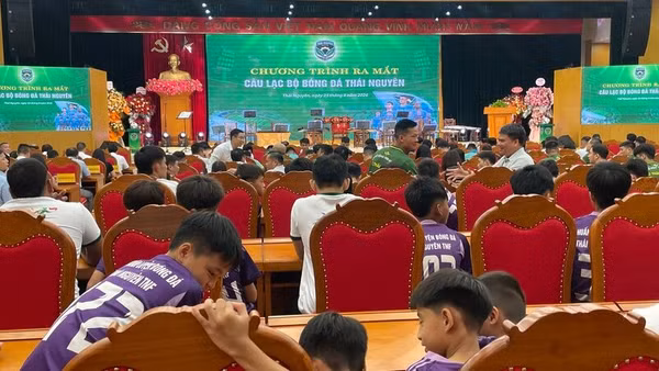 Ra mắt FC Thái Nguyên trước người hâm mộ. (Ảnh: CTV)