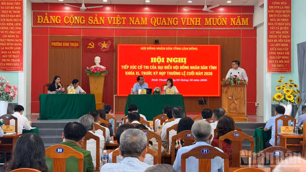 Các cử tri tiếp xúc tại phường Bình Thuận. (Ảnh: THANH HẢI)