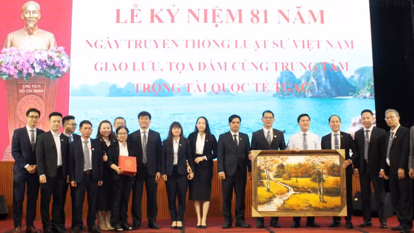 Các đại biểu chụp hình kỷ niệm. (ẢNH: TÍN)