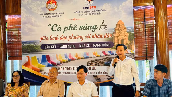 Lãnh đạo ngành điện trả lời người dân. (Ảnh: Hoàng Gia)