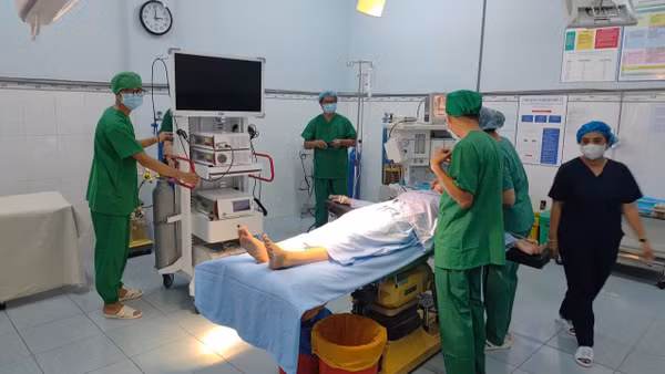Bệnh nhân quyết định thực hiện phẫu thuật nội soi ngay tại đảo. (Ảnh: QUÝ NGỌC)