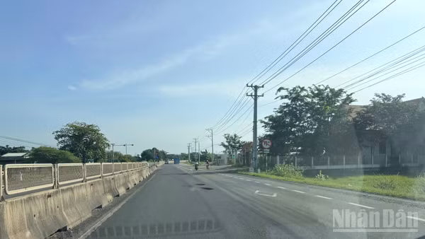 Quốc lộ 1 xuất hiện nhiều "ổ gà" nằm giữa làn đường. (ẢNH: THANH HẢI)