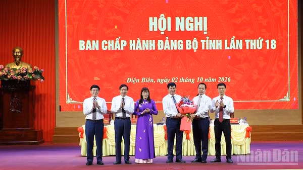 Đồng chí Trần Tiến Dũng, Ủy viên Trung ương Đảng, Bí thư Tỉnh ủy Điện Biên cùng các đồng chí Thường trực Tỉnh ủy tặng hoa, chúc mừng đồng chí Lê Thành Đô được chỉ định Bí thư Đảng ủy Hội đồng nhân dân tỉnh, nhiệm kỳ 2025-2030. (Ảnh: LÊ LAN)