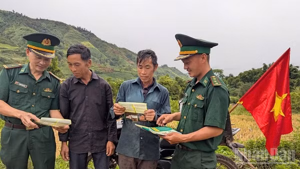 Cán bộ chiến sĩ Đồn Biên phòng Na Cô Sa (tỉnh Điện Biên) tuyên truyền nâng cao ý thức nhân dân trên địa bàn trong đấu tranh, phòng chống tội phạm ma túy. (Ảnh: LÊ LAN)