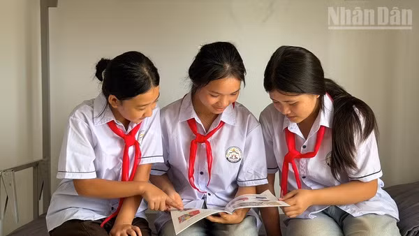 Học sinh Trường phổ thông nội trú tiểu học-trung học cơ sở Sam Mứn ôn bài. (Ảnh: LÊ LAN)