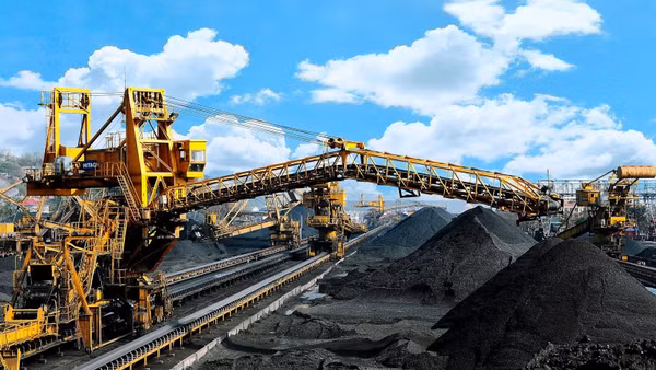 Dây chuyền bốc rót than hiện đại, đồng bộ của Công ty tuyển Than Cửa Ông. (Ảnh: QUANG THỌ)