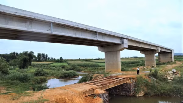 Dự án Cầu Mô Vĩnh nối hai xã Kim Bảng và Hoa Quân (Nghệ An) "đắp chiếu" gần một năm nay. (Ảnh TTH)