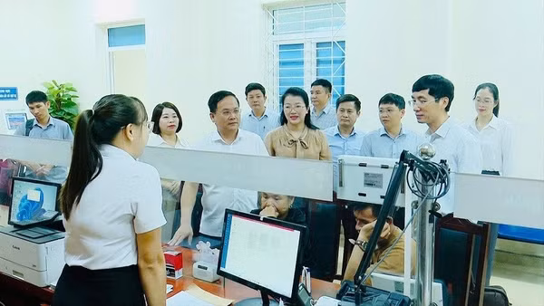 Đồng chí Nguyễn Tiến Đạt, Giám đốc Sở Nội vụ, Phó Trưởng ban Tổ chức Tỉnh ủy Điện Biên kiểm tra việc vận hành Trung tâm Phục vụ hành chính công xã Mường Ảng.