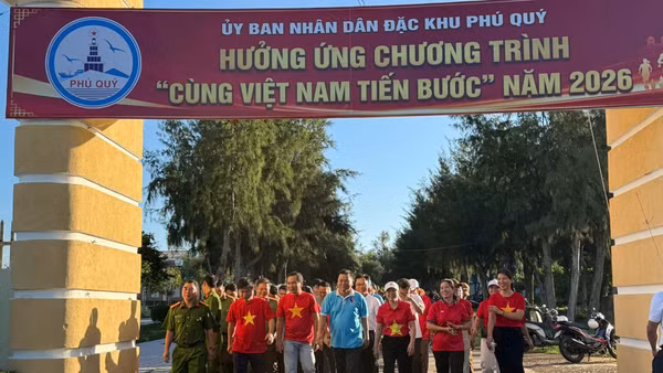 Người dân trên đảo Phú Quý tham gia chương trình. (Ảnh: Bích Dung)