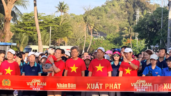 Nhiều người tại địa điểm Công viên Bãi đá Ông Địa háo hức chờ lệnh xuất phát đi bộ cùng với các tỉnh, thành phố trên khắp cả nước. (Ảnh: Thanh Hải)