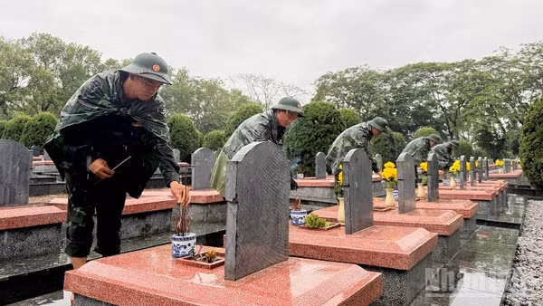 Vào sáng mỗi ngày, các chiến sĩ thuộc Bộ Chỉ huy Quân sự tỉnh Điện Biên đều thắp hương trên từng phần mộ ở Nghĩa trang liệt sĩ Độc Lập, sau đó mới tiến hành khai quật, tìm mẫu. (Ảnh: LÊ LAN)
