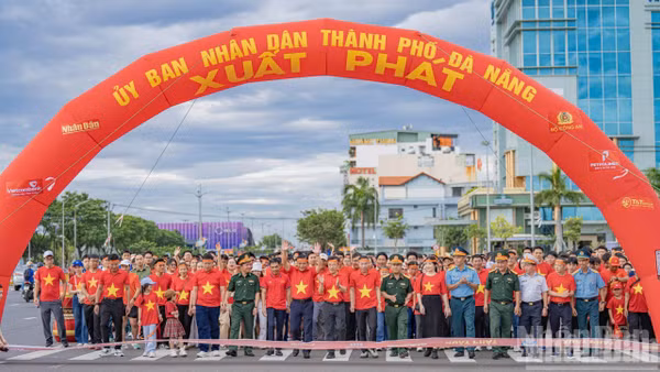 Cán bộ, chiến sĩ và người dân tham gia chương trình tại điểm cầu Quảng trường 29 tháng 3. (Ảnh: LÂM PHAN)