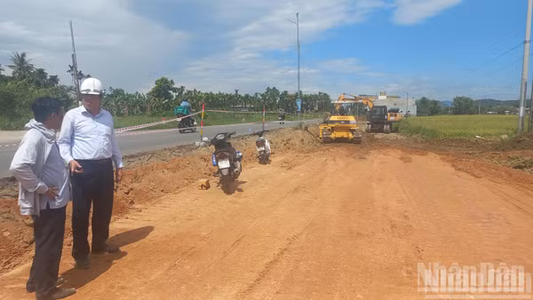 Giám đốc Ban Quản lý dự án đầu tư xây dựng các công trình giao thông tỉnh Quảng Ngãi Trần Hoàng Vĩnh kiểm tra hiện trường dự án nâng cấp, cải tạo Quốc lộ 24B trong ngày đầu nghỉ lễ 2/9. (Ảnh: HIỂN CỪ)