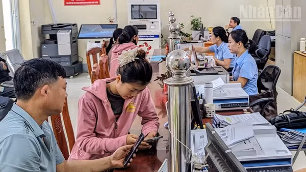 Cán bộ xã Mường Mùn (tỉnh Điện Biên) tiếp nhận và giải quyết thủ tục hành chính trong ngày cho người dân trên địa bàn. (Ảnh: LÊ LAN)