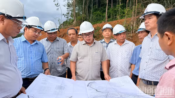Đoàn công tác Ủy ban nhân dân tỉnh kiểm tra dự án hồ chứa nước Ka Pét. (Ảnh: Thanh Hải)