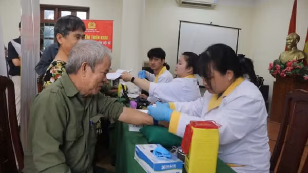 Công an Điện Biên và các đơn vị lấy mẫu ADN của thân nhân liệt sĩ. (Ảnh: Công an Điện Biên)