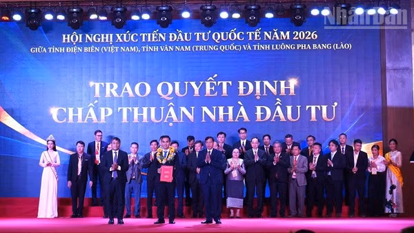 Đồng chí Lê Văn Lương, Chủ tịch Ủy ban nhân dân tỉnh Điện Biên trao quyết định chấp thuận đầu tư cho các nhà đầu tư. (Ảnh: LÊ LAN)