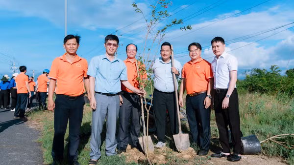 Lãnh đạo xã cùng với doanh nghiệp tham gia trồng cây xanh. (Ảnh: HOÀNG YẾN)